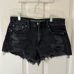 Distressed midwaisted short shorts
